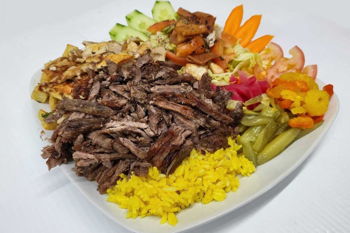 Plat Shawarma mixte (Beouf et Poulet) / Mixed Shawarma Plate (Beef and Chicken)