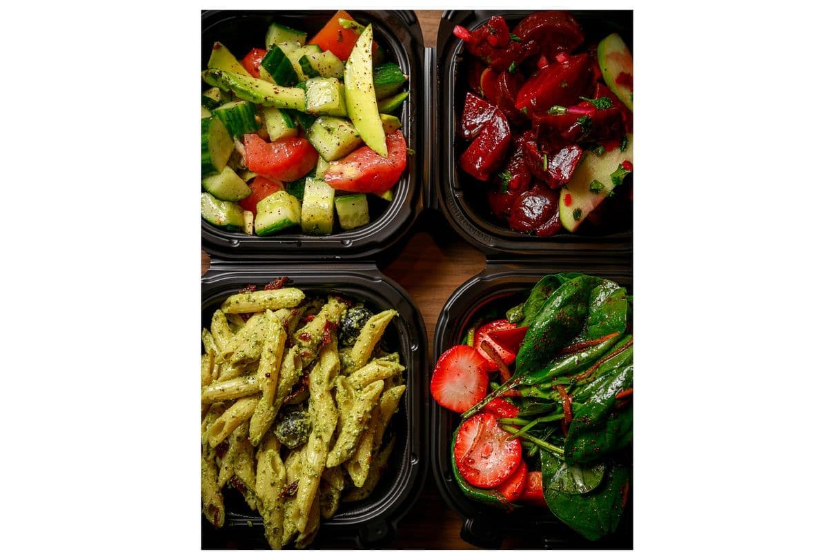 Choix de deux salades et boisson / Choice of Two Salads and Drink