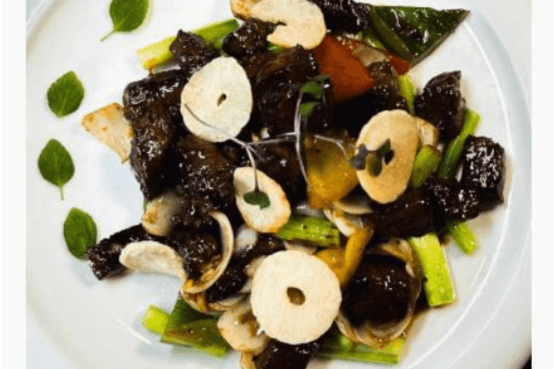 Angus Beef Cubes with Asparagus and Pecans (山核桃露笱安格斯牛肉粒)