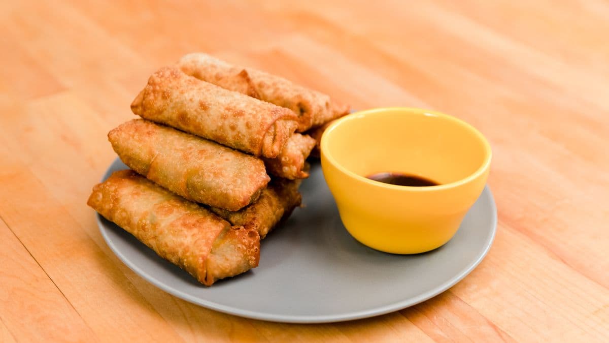 017. Egg Rolls (2 pcs)