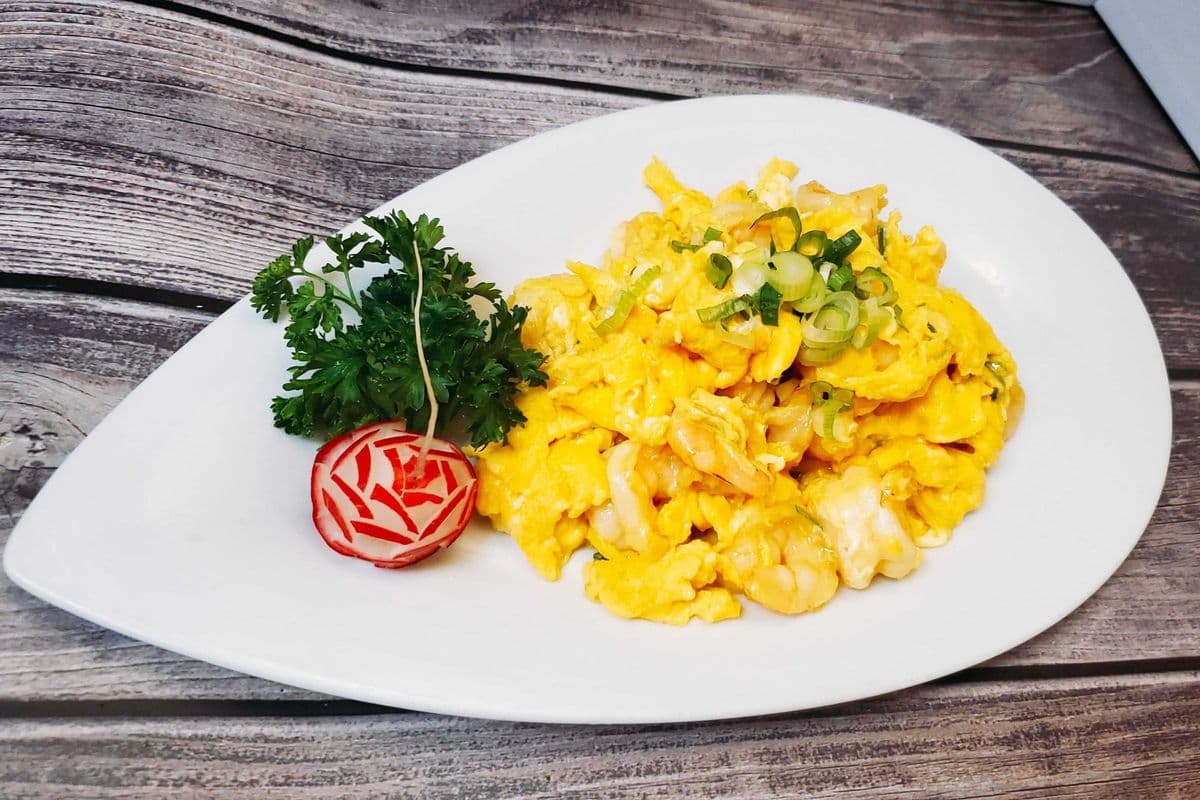 Pan-Fried Prawns in Scrambled Egg