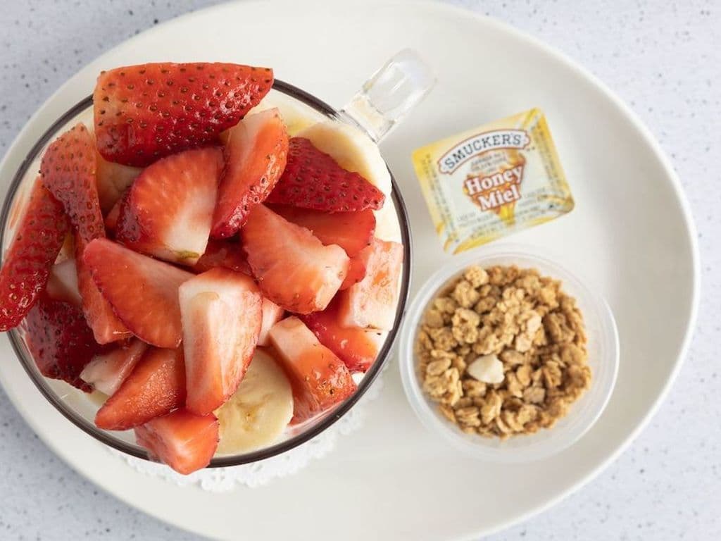 Yogurt with Strawberries and Banana (16oz)