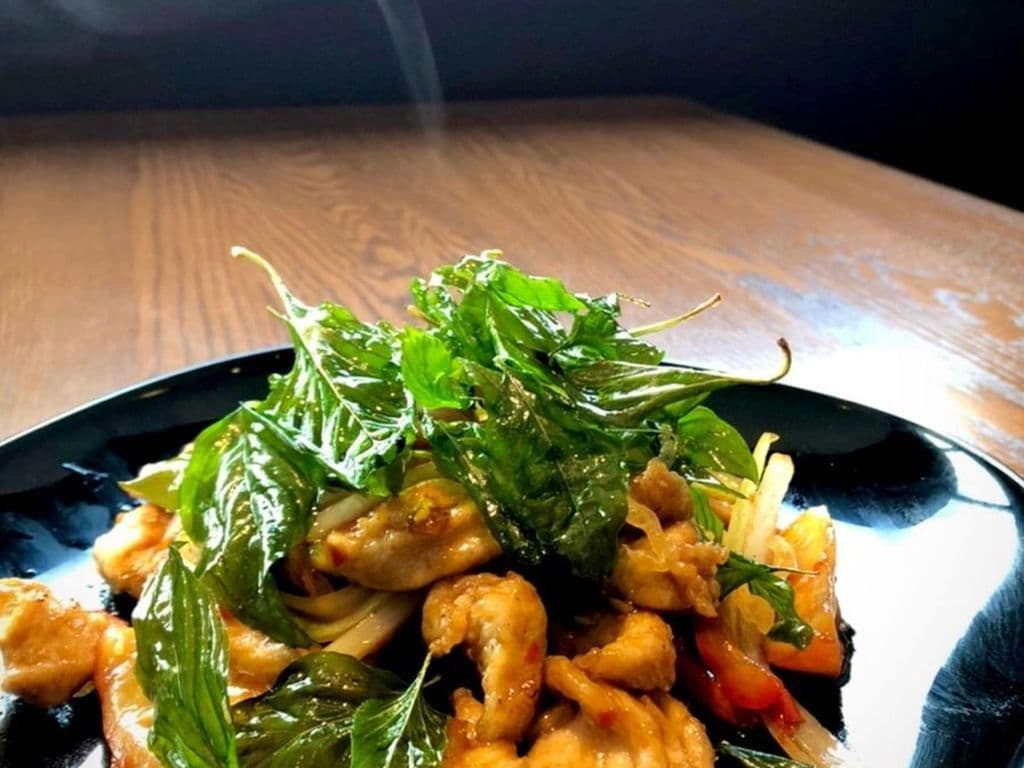 Gra Pow Gai Grob (spicy)