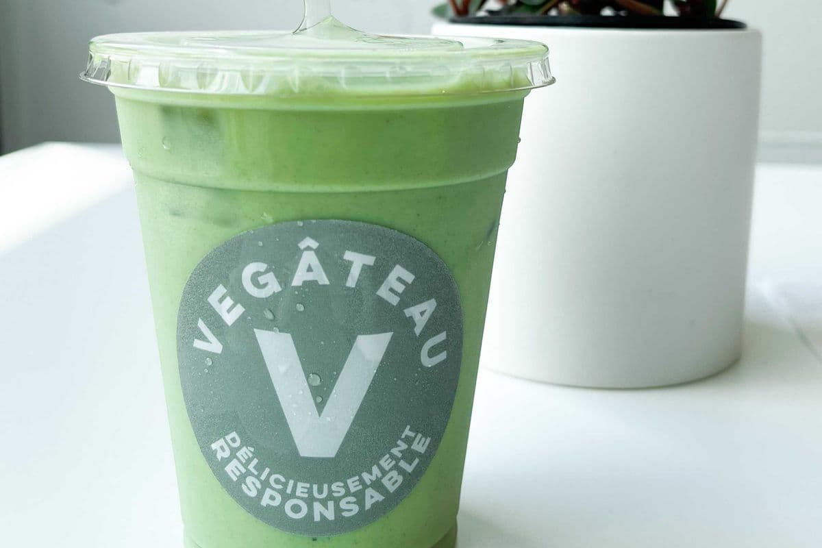 Latte glacé au matcha / Iced Matcha Latte (12 oz (355 mL)) (128 Cal)