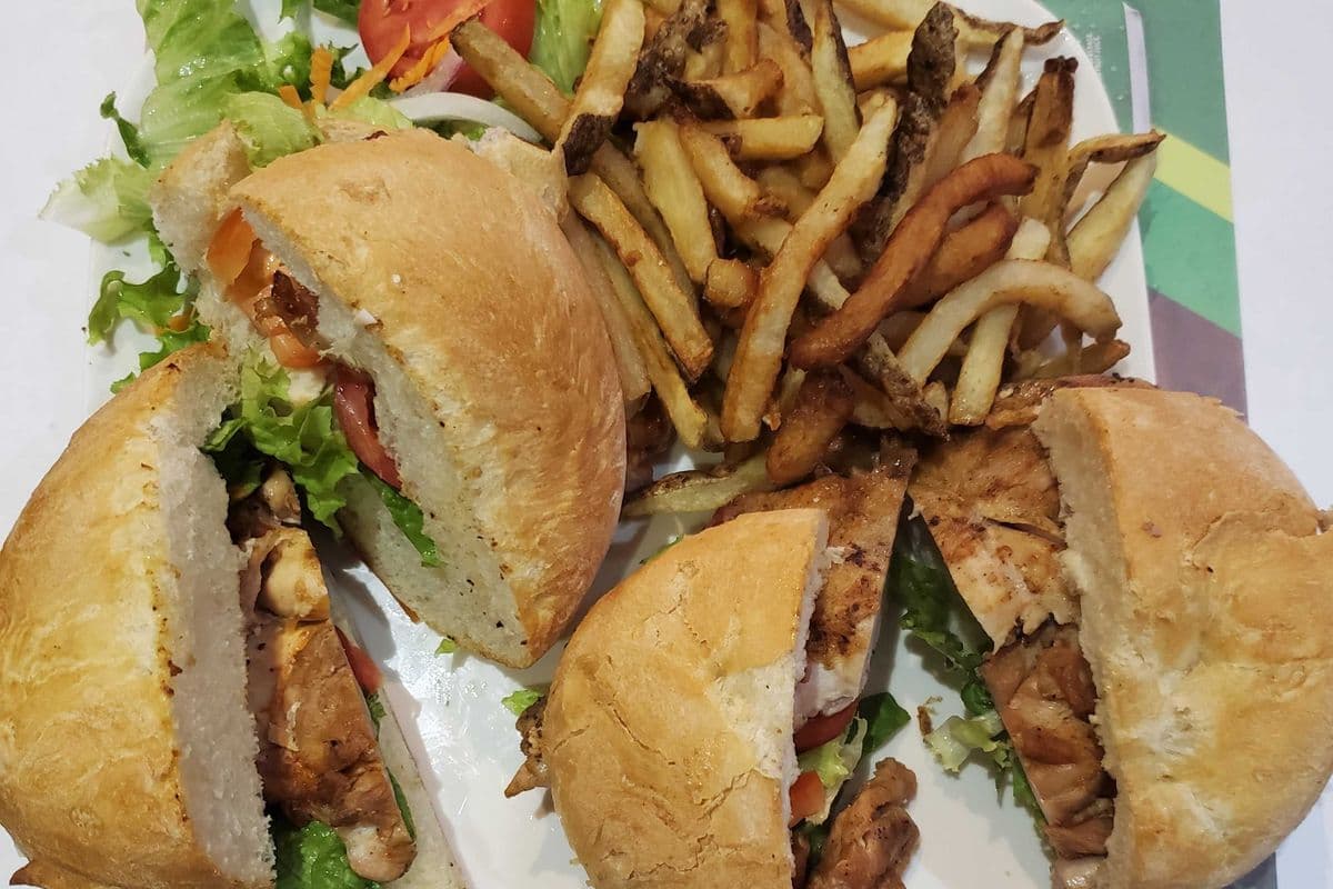 2 sandwichs de poulet avec frites et salade