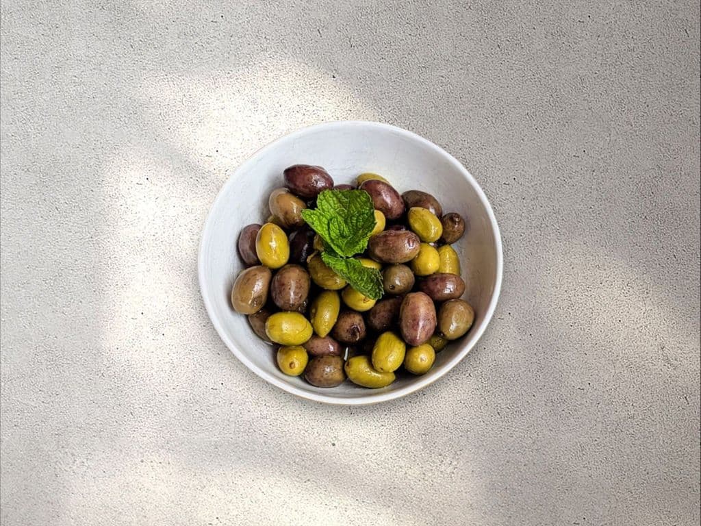 Side of Mediterranean olives (OO)