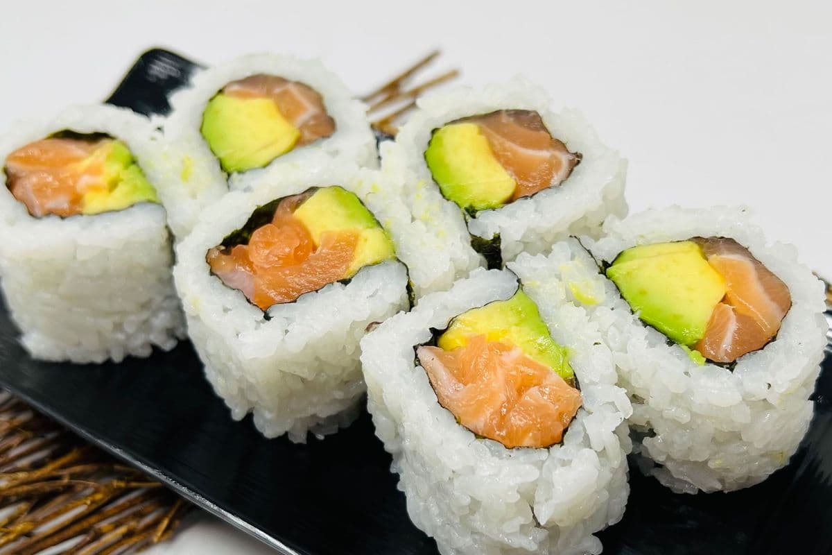 Salmon Avocado Roll (6 pcs)