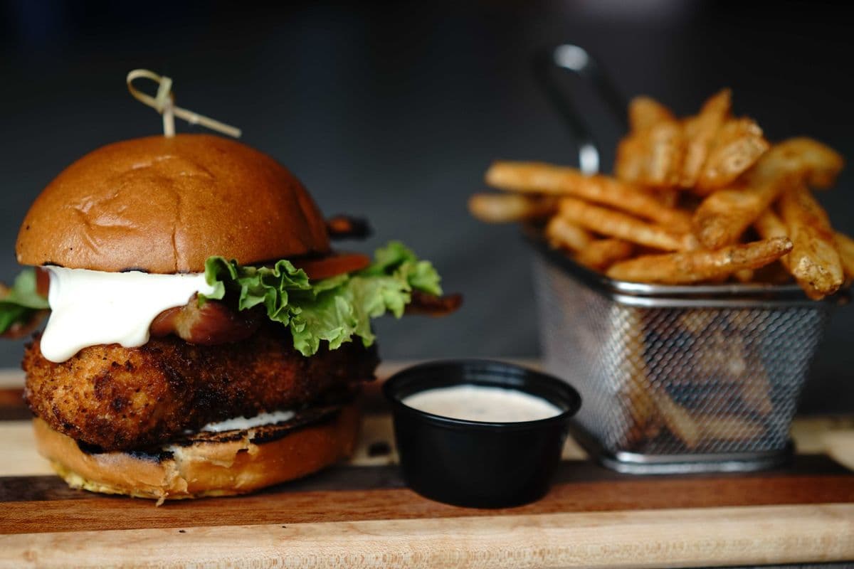 Burger de poulet pané maison / Homemade Breaded Chicken Burger