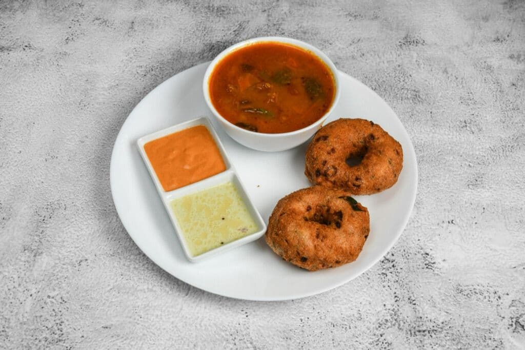 Vada with Chutney and Sambar (2 pcs)