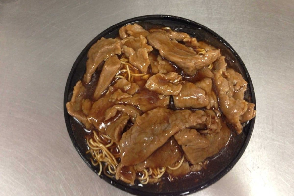 Sauteed Beef on Noodles 牛肉铺面