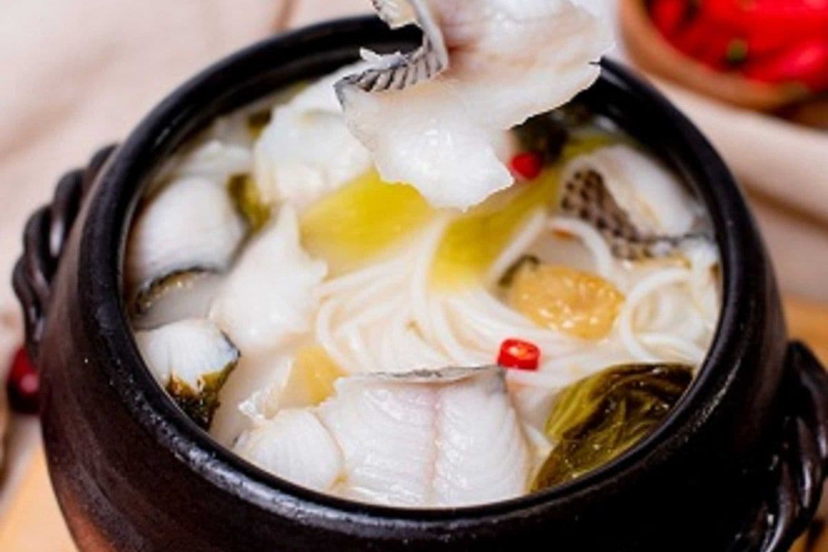 Chinese Sauerkraut Fish Rice Noodle Soup 酸菜鱼米线