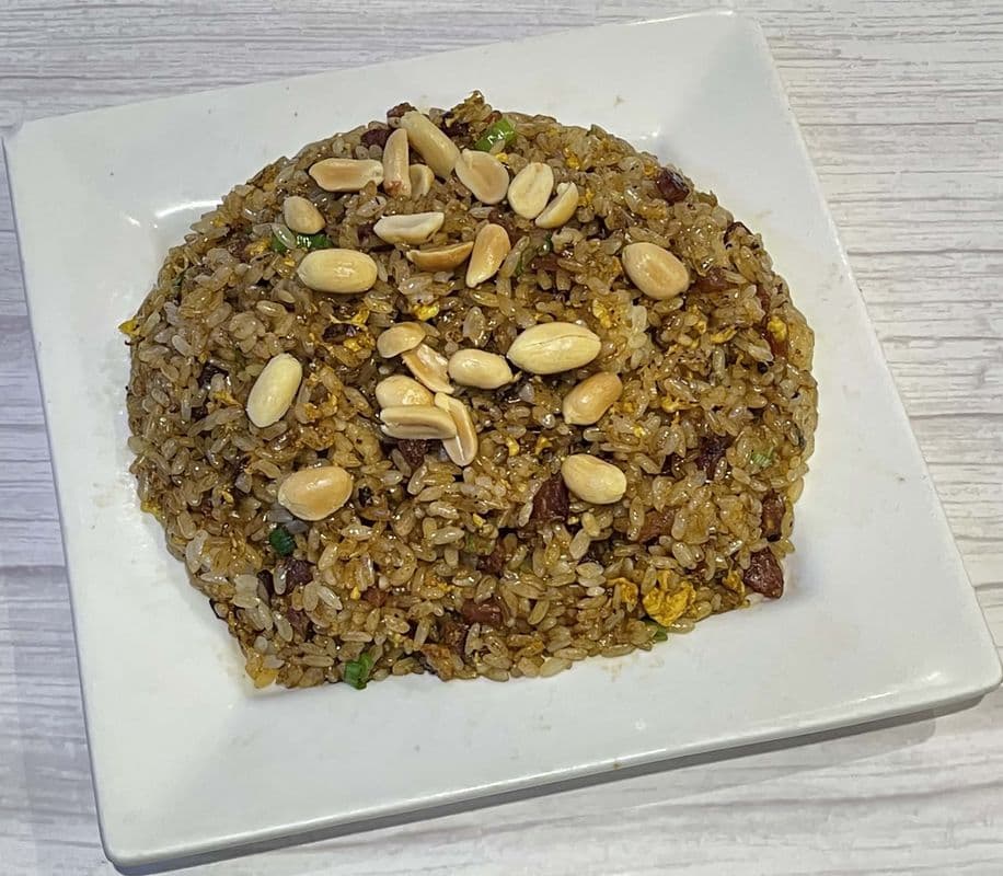 Sticky Fried Rice with Chinese Sausages & Peanuts / 生炒臘味糯米飯 (例)