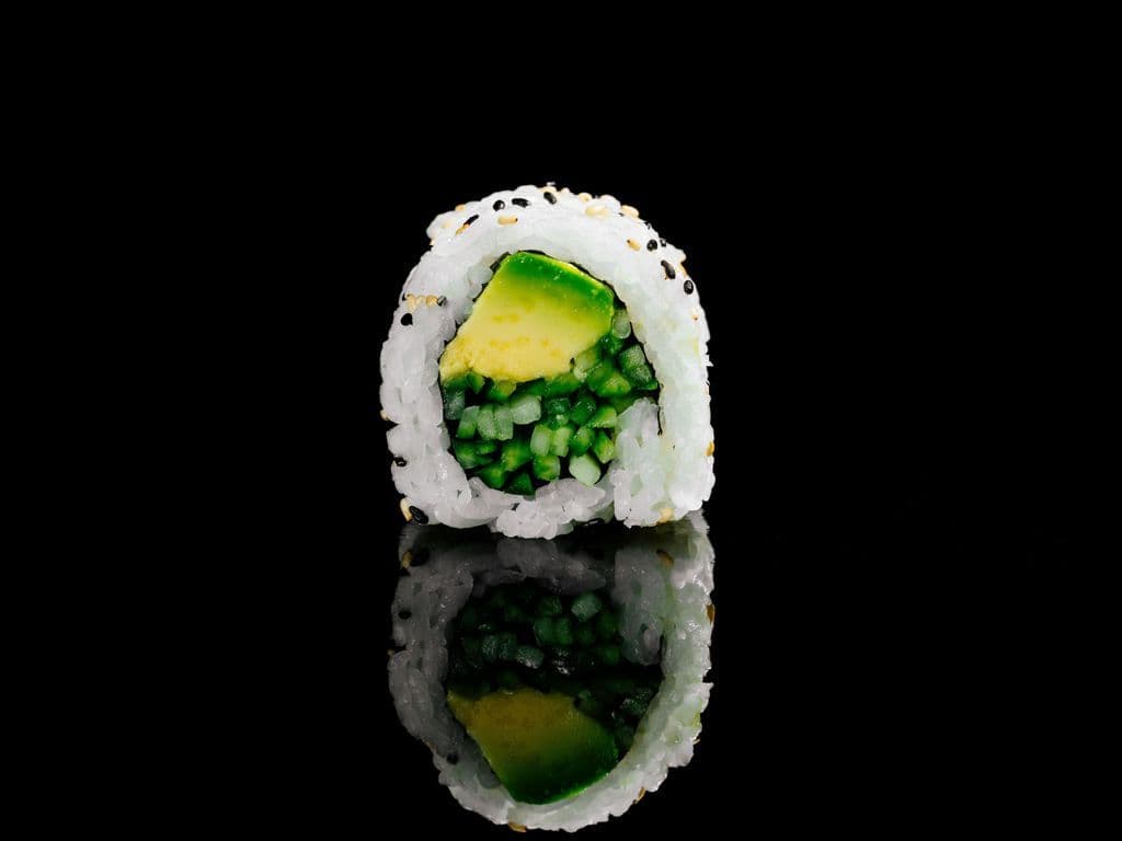 M22. Avocado & Cucumber Roll (6 Pcs)