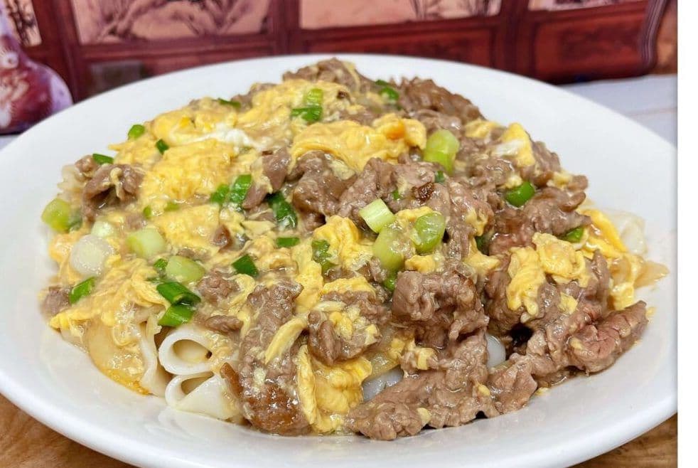 Flat Rice Noodles with Beef and Scrambled Eggs / 滑蛋牛河