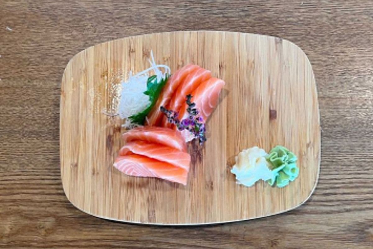 Salmon Sashimi (6 pcs)