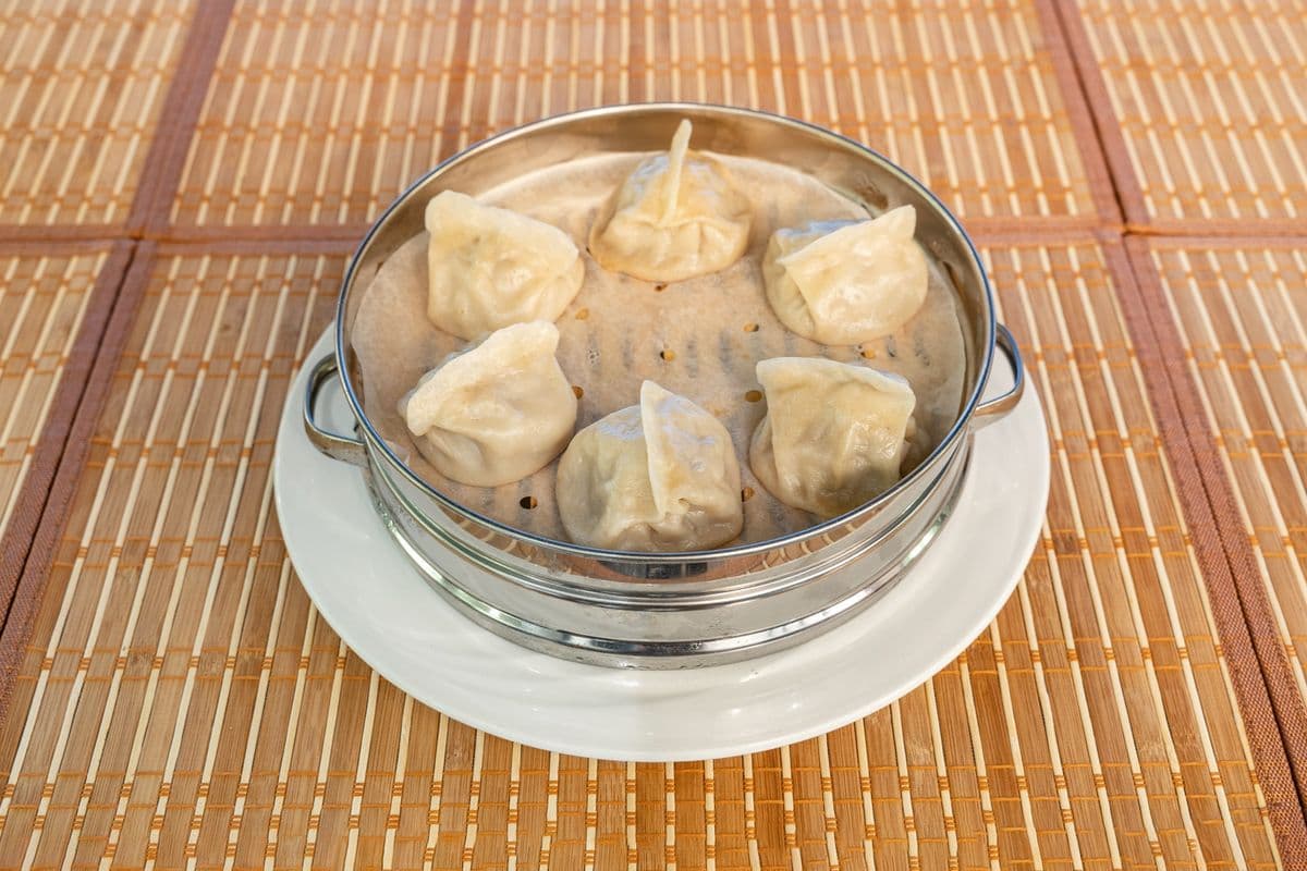 D03. Steamed lamb or chicken and Onion Dumplings (6 pcs) 西域薄皮包子(6个)