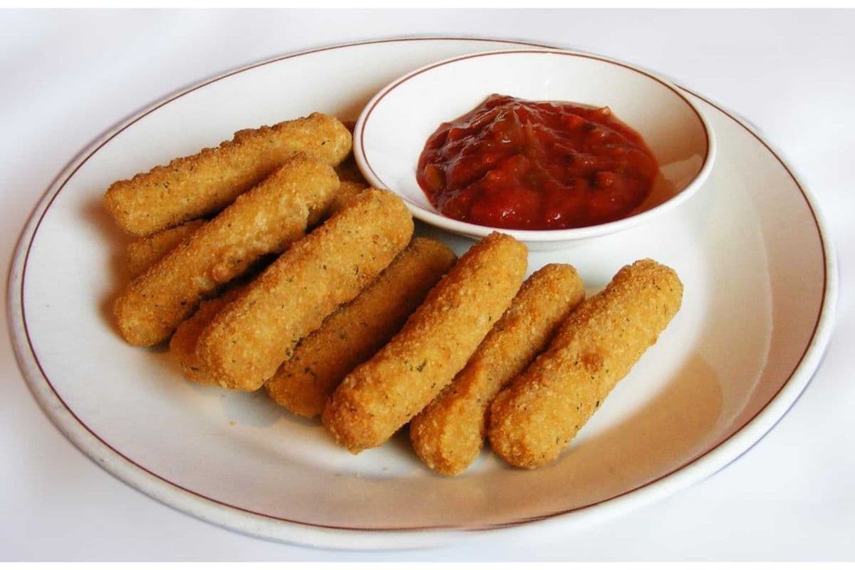 Mozzarella Sticks (8 pcs)