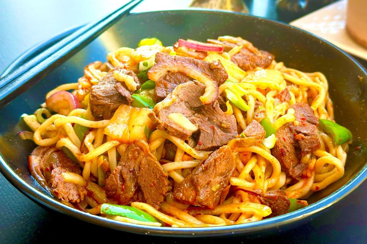 Stir-Fry Kimchi and Spicy Beef Noodles 辣白菜牛肉炒面