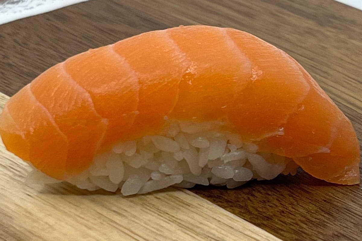 Salmon Nigiri Sushi (1 pc)