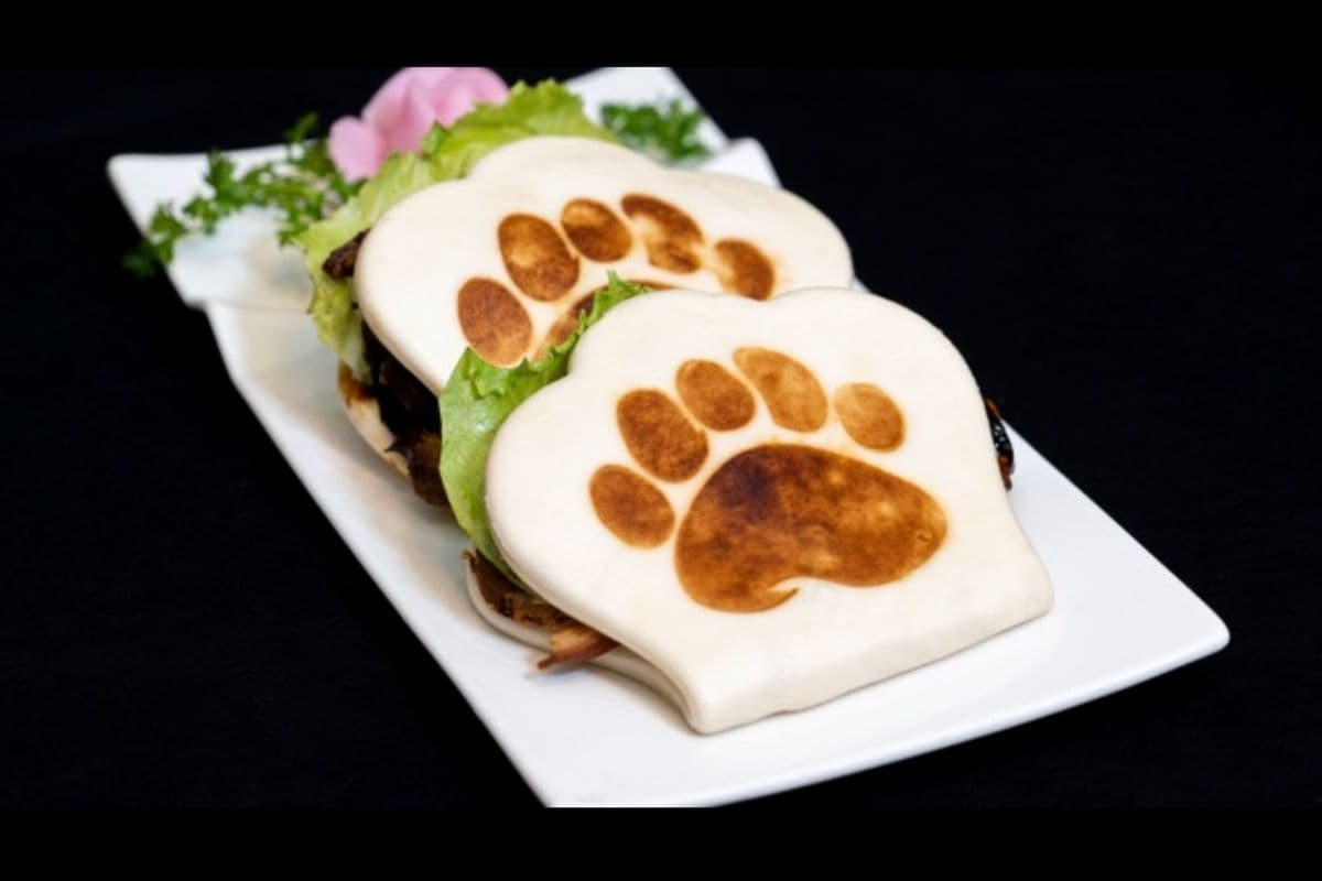 A20. Baked Curry Seafood Bun - 雪山咖喱海鮮包