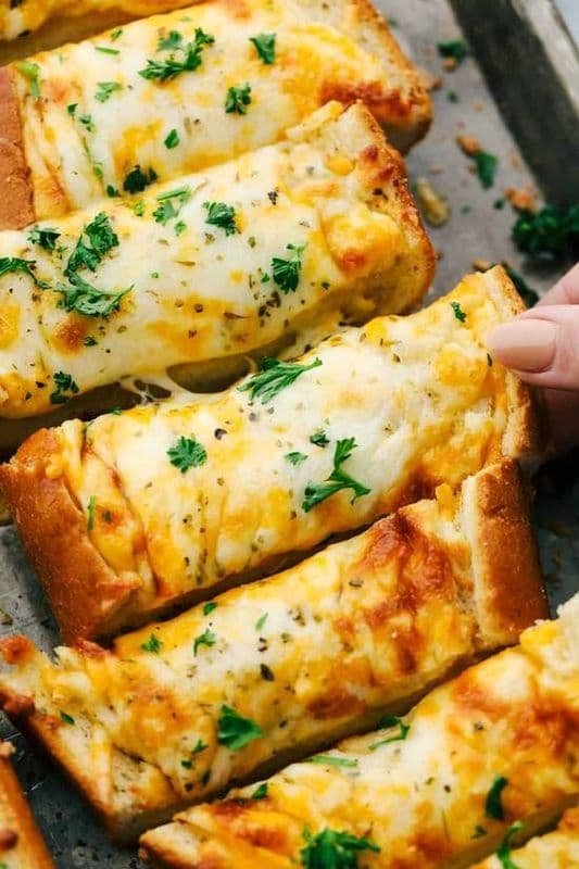 Garlic Bread with Cheese / Pain à l'Ail Gratiné