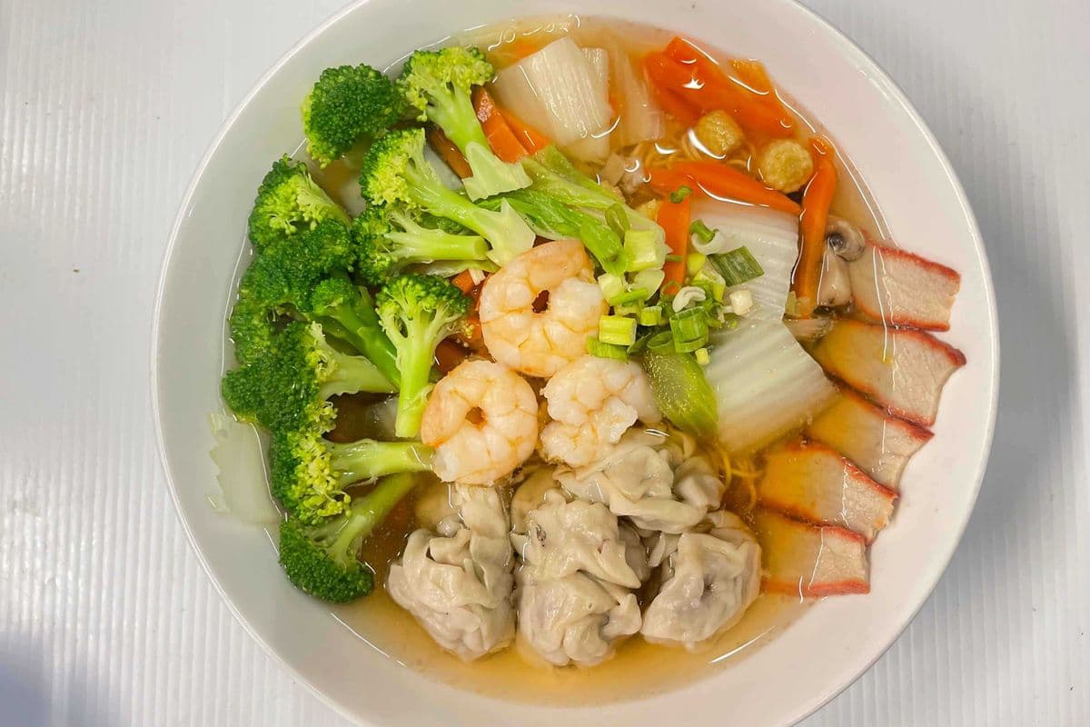Wonton Deluxe Soup (1 Wonton Soup, Broc, Corn+celery, Carrot, Nappa, Mush, 3 Shrimp, 5 Bbp, Soft Noodles)