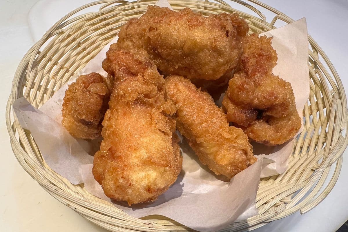 B11. Deep-Fried Chicken Wings (8 pcs)