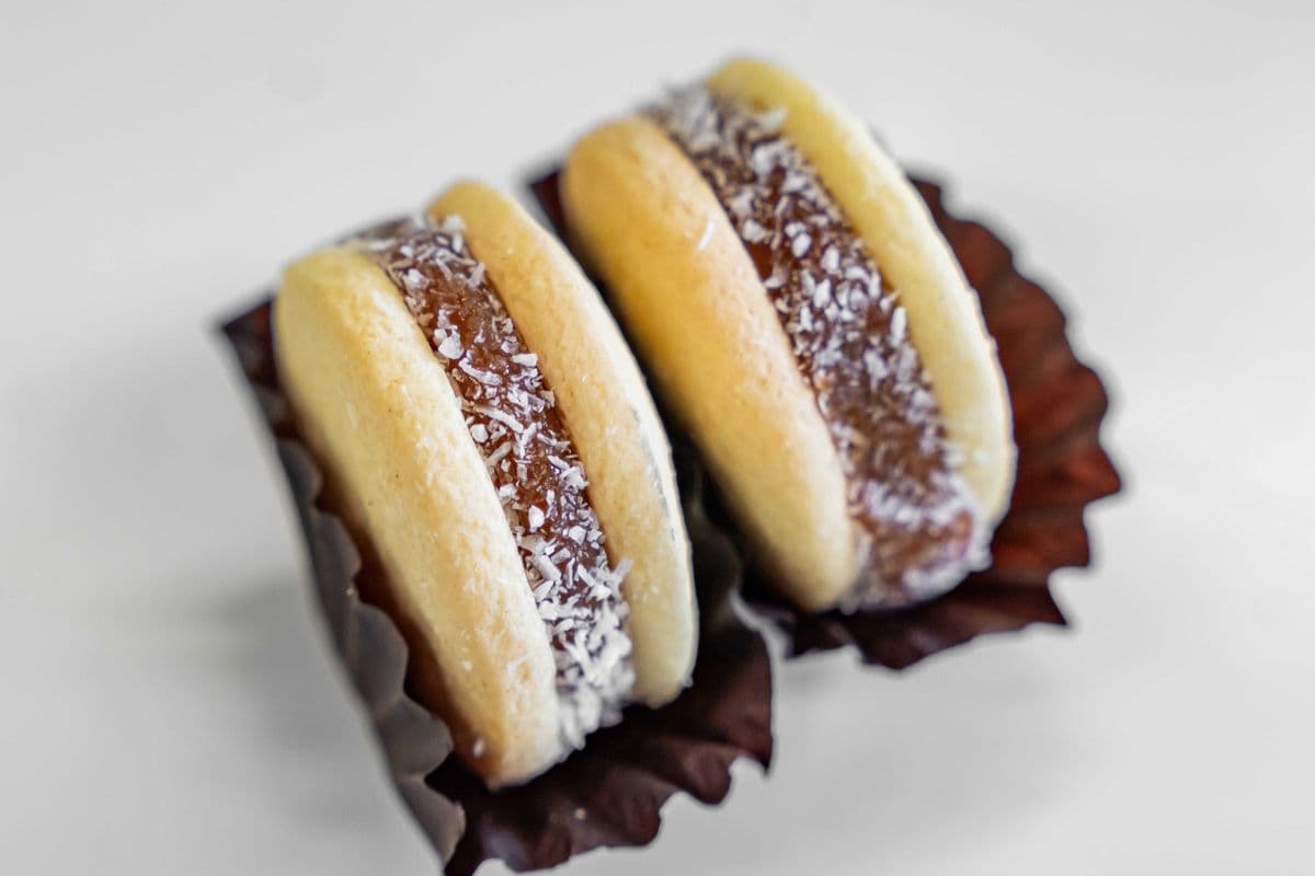 Alfajor with Coconut (2 pcs) (290 Cal)