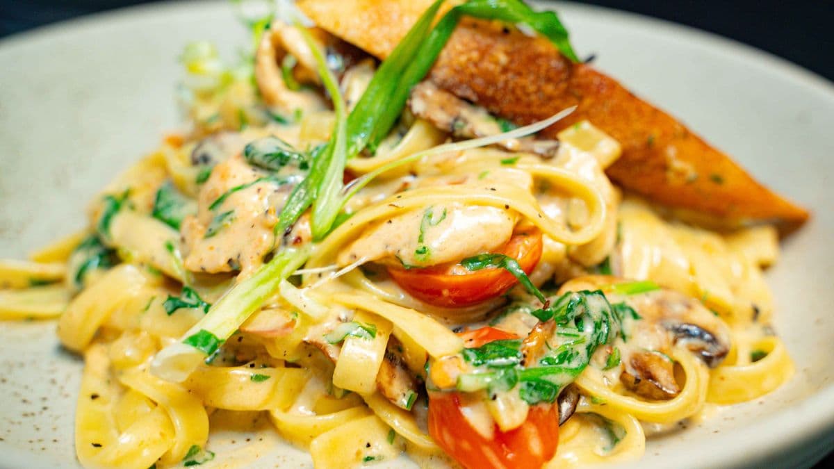 ROCKEFELLER CHICKEN FETTUCCINE