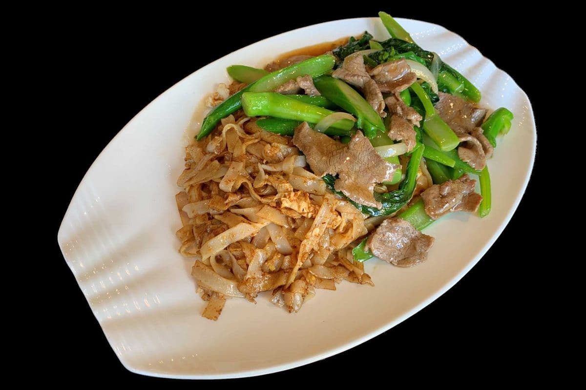 39. Fried Rice Noodle with Beef and Gai Lan