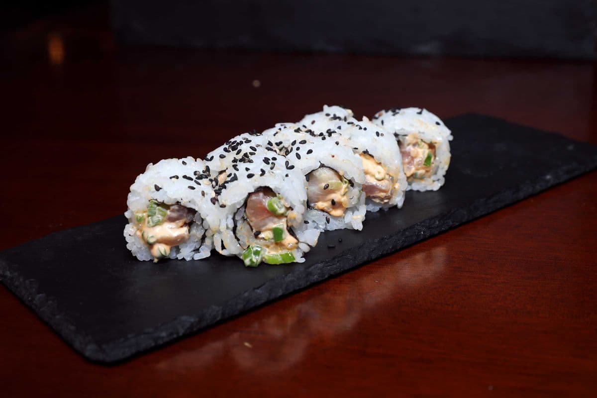 Spicy Yellowtail Roll (8 pcs)