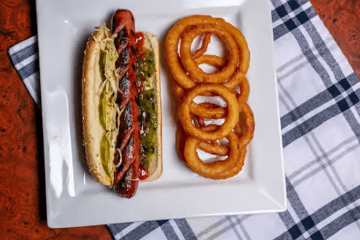 Deux hotdogs réguliers vapeur trio avec frites / Two Regular Steamed Hotdogs Trio with Fries
