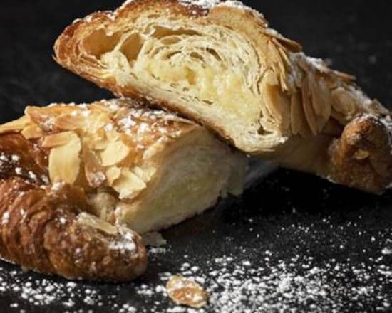 Croissant aux Amandes / Almond Croissant