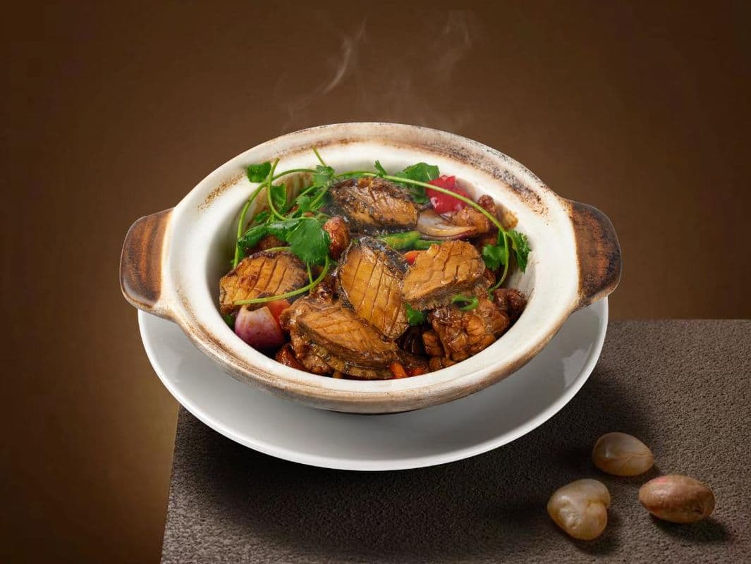 Chicken with abalone in casserole / 鲍鱼鸡煲