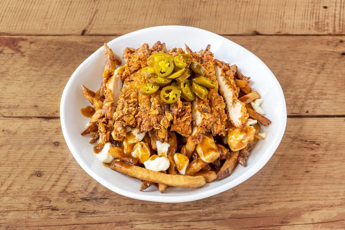Poutine poulet frit et jalapenos