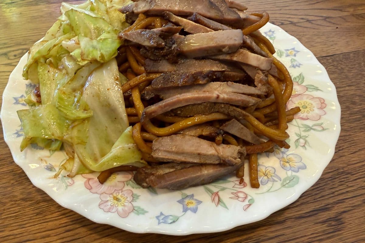 M9 - BBQ Pork, Shrimp & Vegetables with Fried Noodle 义燒蝦仁時菜炒麵