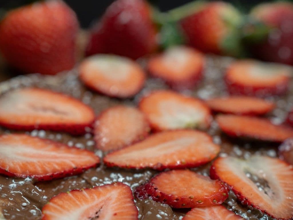 STRAWBERRY NUTELLA DESSERT PIZZA