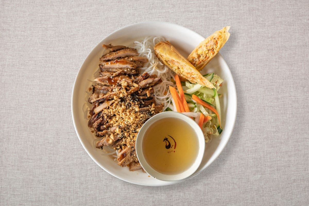 V7. Vermicelles avec poulet grillé et rouleaux impériaux / Vermicelli with Grilled Chicken and Imperial Rolls