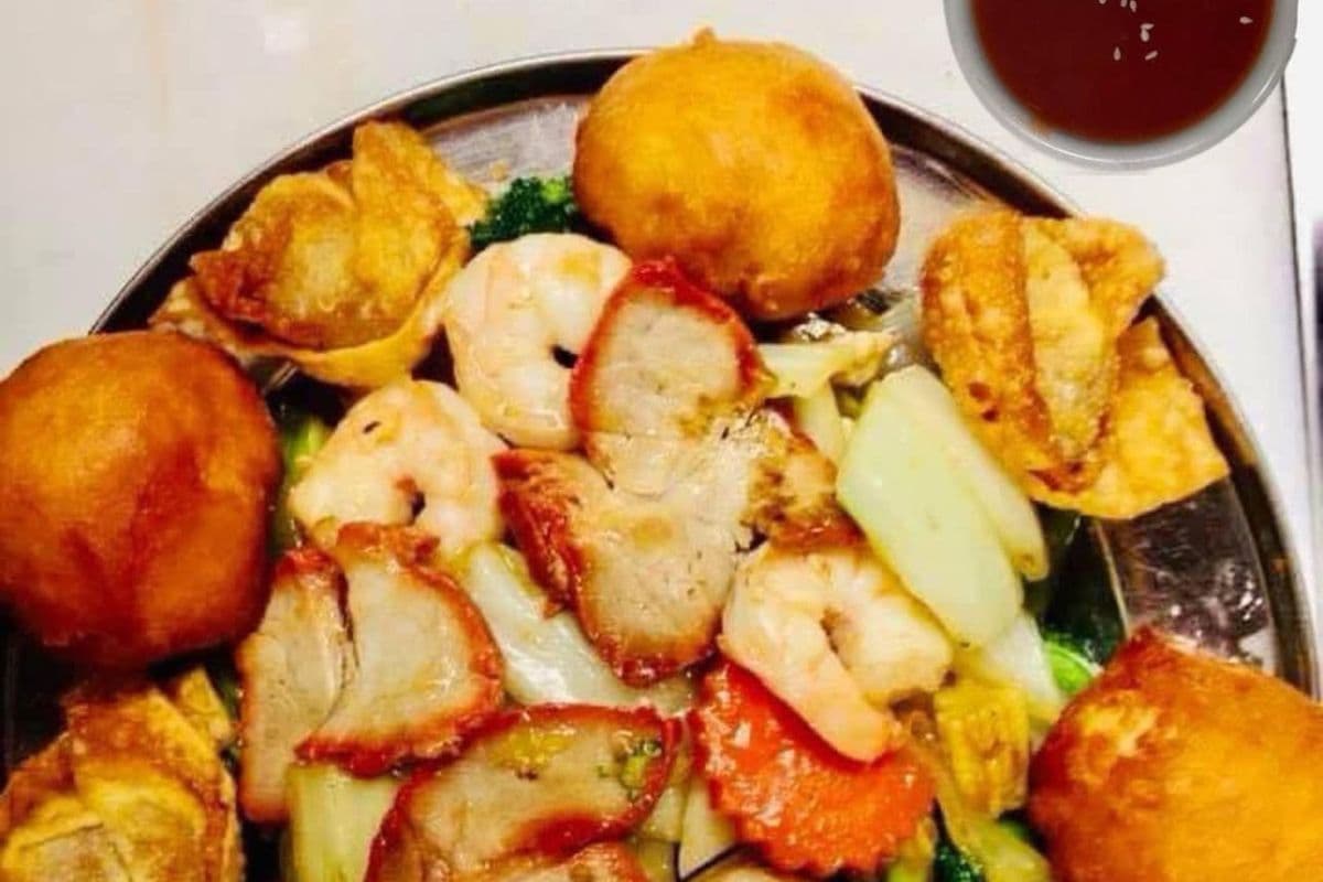 Dai Jug WoeyChicken, shrimps(6), pork, and mixed greens, served with 4 pieces of chicken balls, and 4 deep-fried wontons.