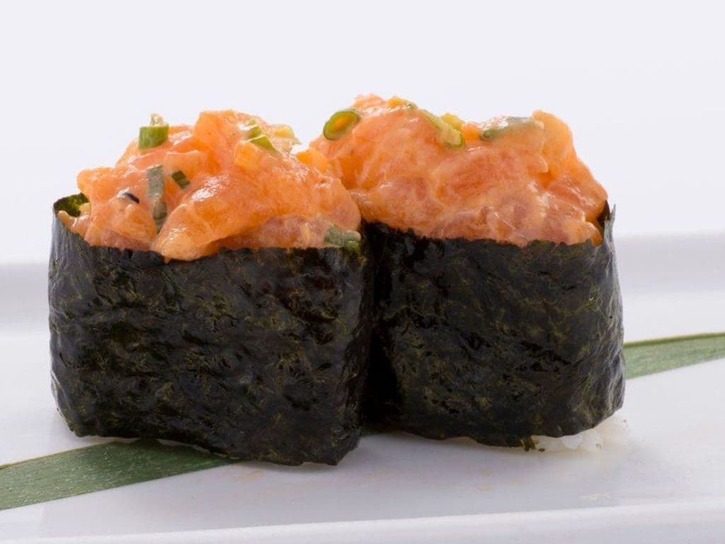 Spicy Salmon Sushi (2 pcs)