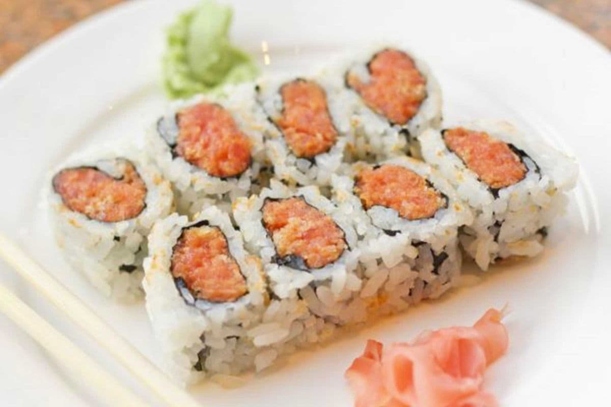 80. Spicy Salmon and Tuna Maki Roll (6 pcs)