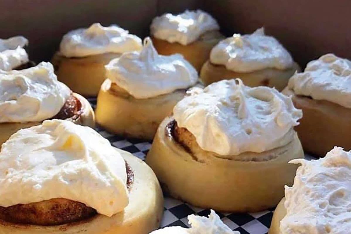 Cinnamon Roll with Vanilla Frosting (6 pcs)