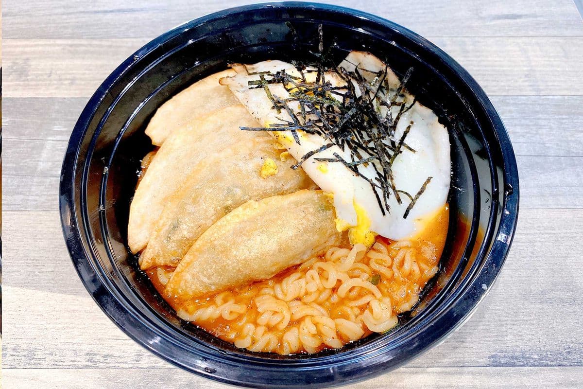 Shin Ramen with dumplings and tteokbokki