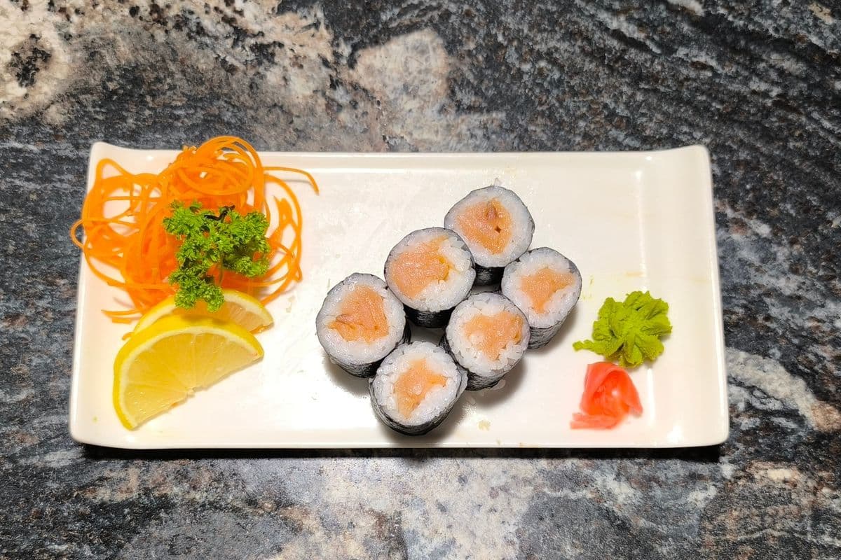 Salmon Maki (6 pcs)