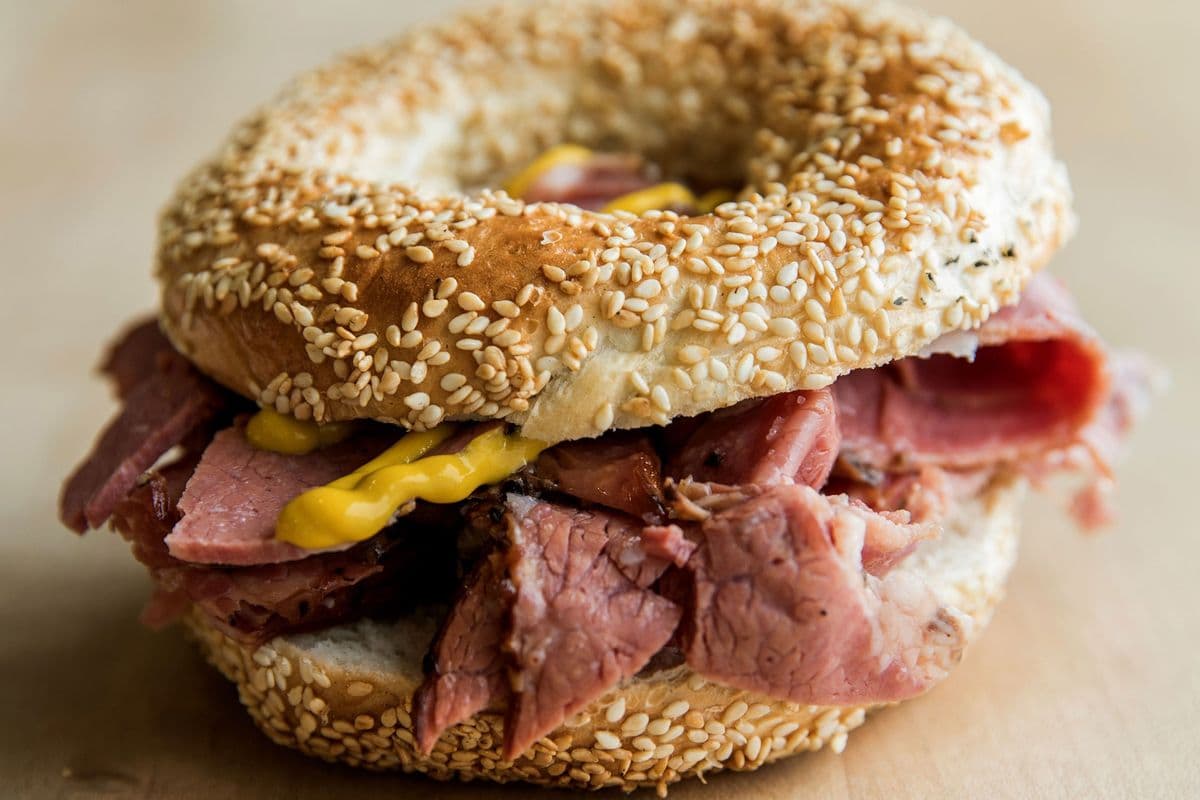 Bagel à la viande fumée / Smoked Meat Bagel