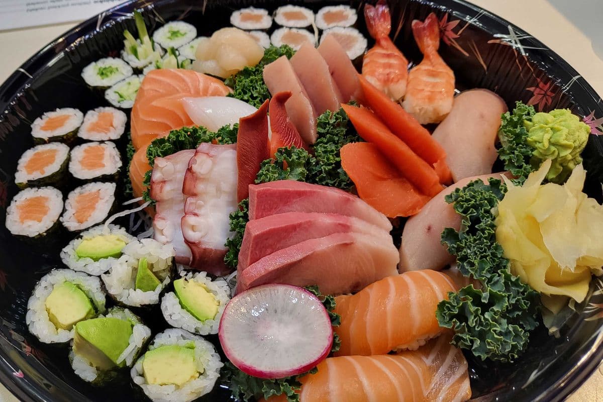 Woomi Boat with medium green salad