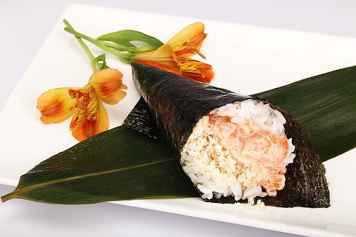 05. Spicy Salmon Hand Roll (1 pc) - 辣辣三文