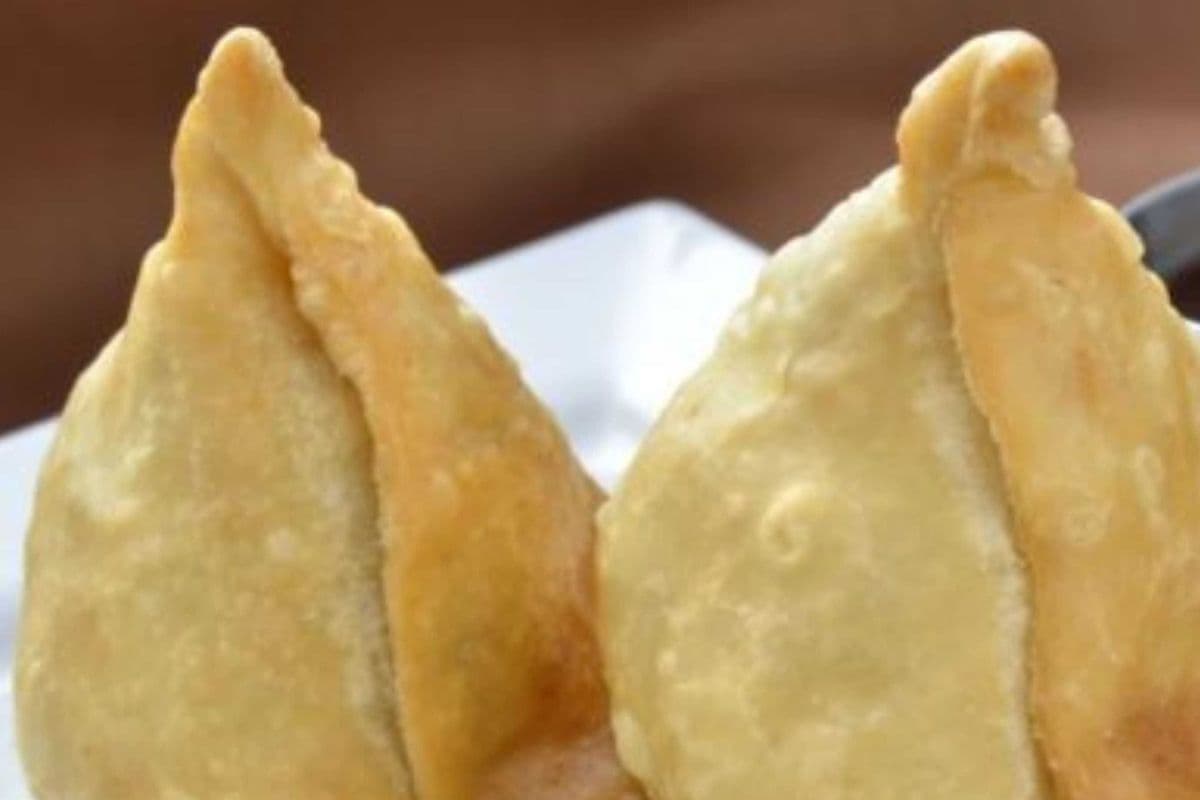 2 Veg Samosas+ 1 DIPS $6