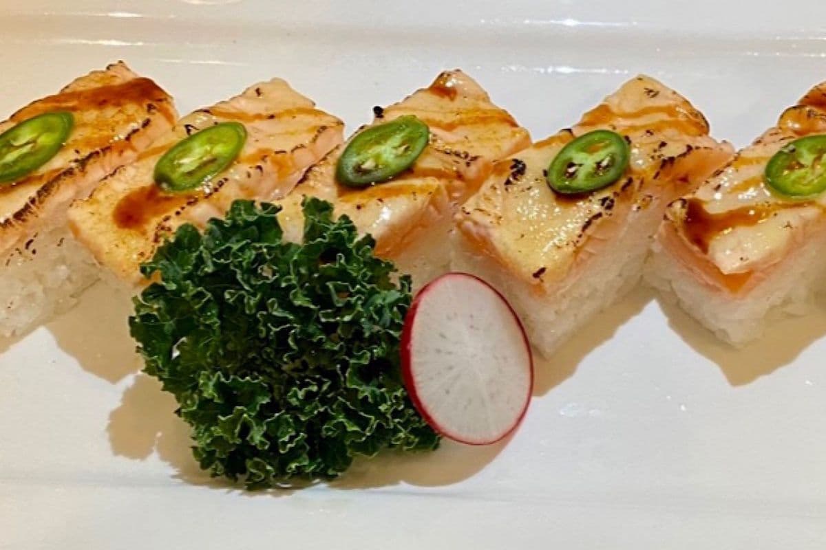 Salmon Oshi (6 pcs)