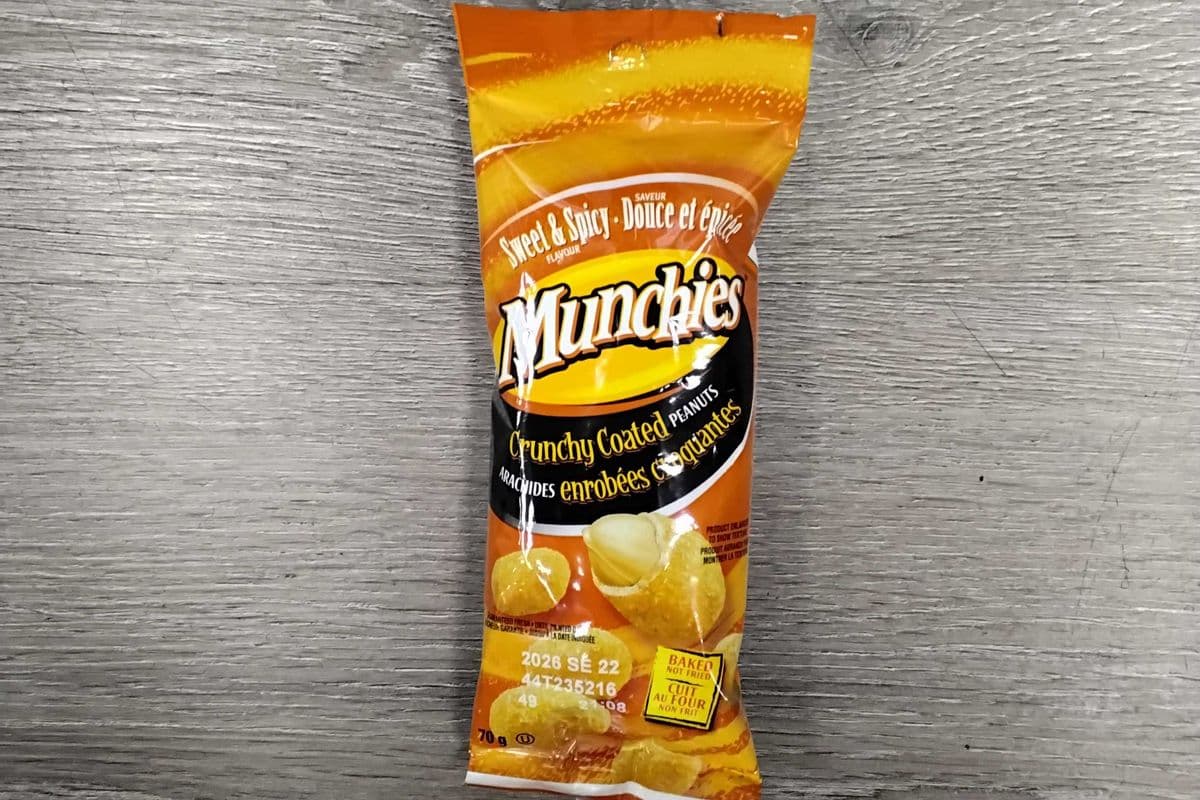 Munchies Sweet and Spicy Flavor Crunchy Coated Peanuts 70g